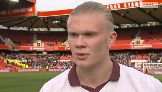 如此魔人怎能不爱？哈兰德装扮成圣诞老人为曼城小球迷派送礼物（哈兰德化身圣诞老人给曼城小球迷送礼，这样的魔人谁会不爱？）